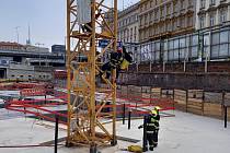 Podnapilý muž vylezl v Praze na stavební jeřáb.