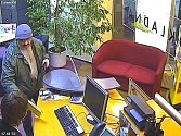 Policie pátrá po lupiči, který přepadl banku v Praze 10