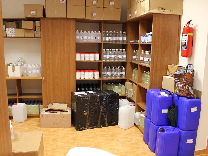 Do hledáčku protidrogových specialistů se dostal 41letý provozovatel firmy obchodující s chemickými potřebami. Provozovatel prodejen v Praze, Chomutově a Chebu.