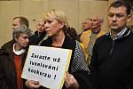 Jasný názor ohledně H-Systemu přišli lidé z Horoměřic vyjádřit ve čtvrtek 30. října 2014 k Městskému soudu v Praze i s vytištěnými hesly v rukou. Doufají, že uspějí a ustupovat by nechtěli.