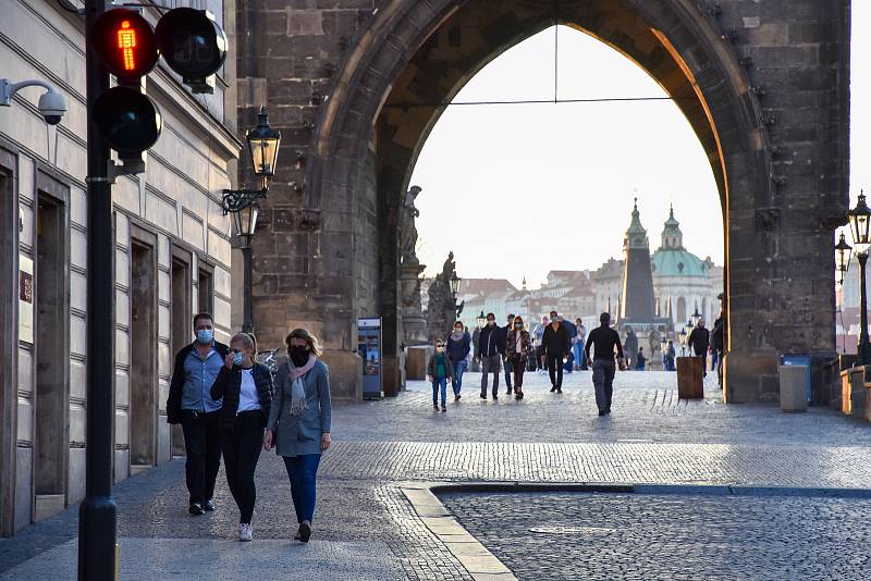 Prázdné ulice Prahy a lidé s rouškami 18. března 2020. Křižovnické náměstí, Staroměstská mostecká věž.