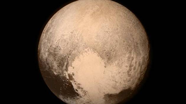 Pluto snímané ze sondy New Horizon. 