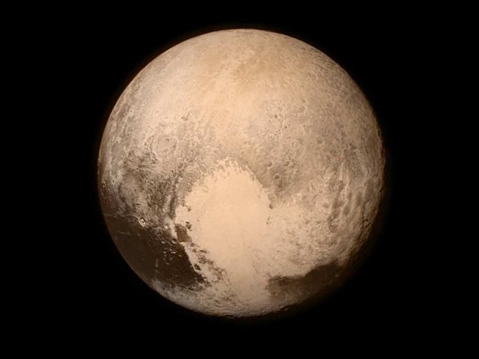 Pluto snímané ze sondy New Horizon. 