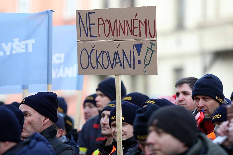 Z veřejné manifestace členů Integrovaného záchranného systému proti povinnému očkování.