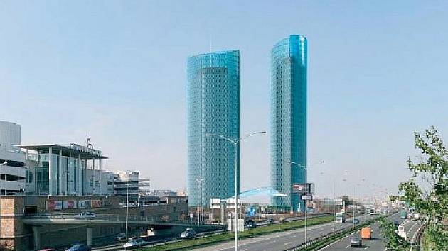 Dvě obří kancelářské budovy, z nichž jedna se má vyšplhat do výšky 138 metrů, mají vyrůst jen pár metrů od OC Chodov a to na pozemku, kde nyní stojí šestipatrová budova, která je v souladu s územním plánem (pohled od dálnice D1). 