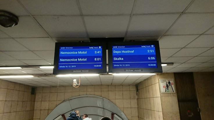 Pražský dopravní podnik (DPP) ve vestibulech pěti stanic metra spustil pilotní provoz zobrazování příjezdů nejbližších souprav.