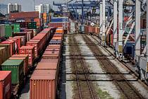 Překladiště kontejnerů pro kamionovou a železniční dopravu. Ilustrační foto.