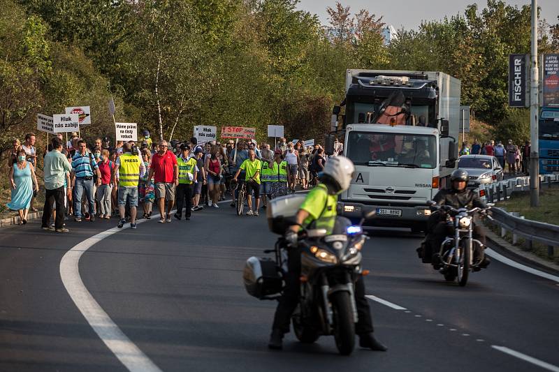 Zástupci občanských sdružení Stop Kamionům-Iniciativa za dostavbu Pražského okruhu a SOS Spořilov blokovali provoz na vytížené Spořilovské spojce.