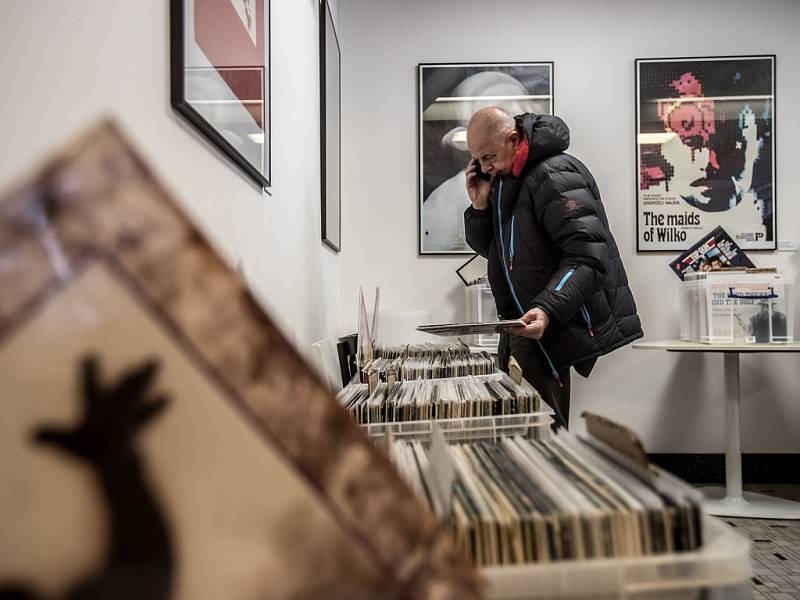 Vinyl Fever, bazar gramofonových desek s možností poslechu i vyčištění desek, probíhal v pražském Bio Oko.