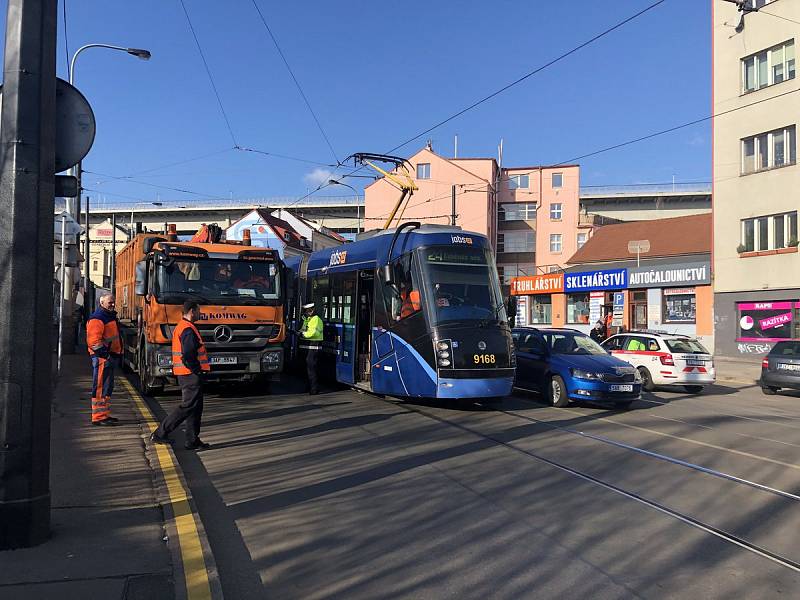 Stržená trolej zastavila tramvaje v Nuslích.