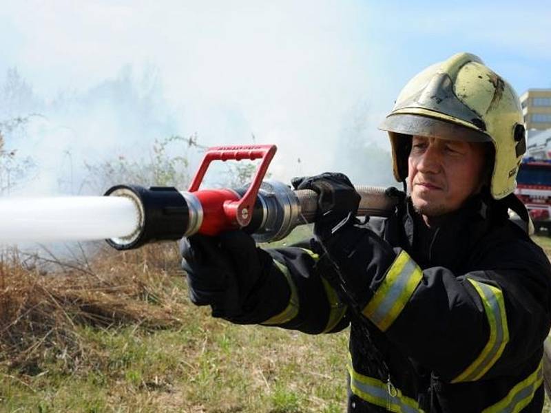 Požár travnatého a křovinatého porostu v blízkosti firmy Linde Gas v pražských Kyjích.