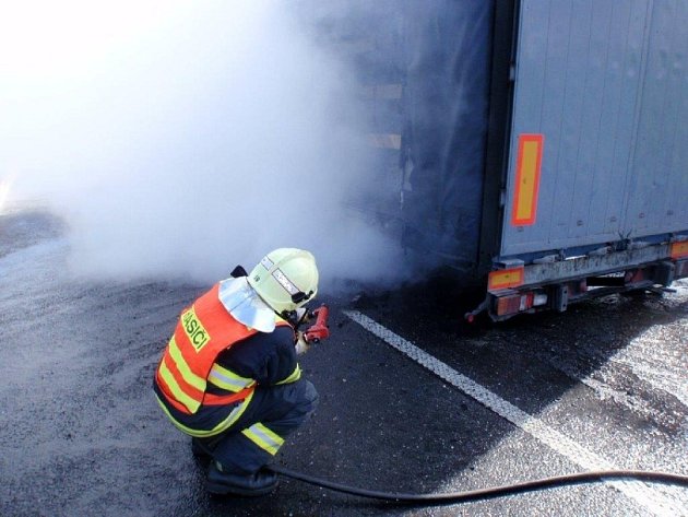 Tragická nehoda kamionů na D1 u Bíteše: jeden řidič zemřel, dálnice je uzavřena