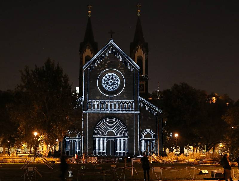 Generální zkouška SIGNAL festivalu - instalace Karlín.  Kostel sv. Cyrila a Metoděje.