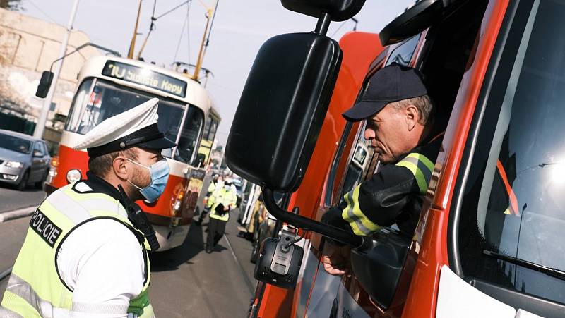 V pražské Libni se srazila tramvaj s vozem technických služeb.