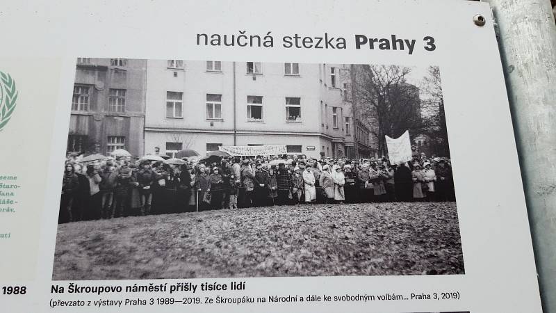 Na Škroupově náměstí si můžete připomenout vystoupení Václava Havla z roku 1988.