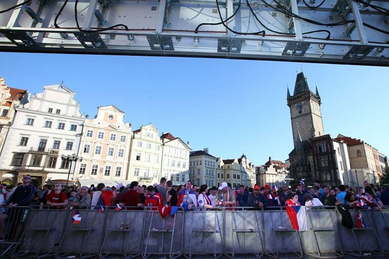 Fanoušci na Staroměstském náměstí při semifinalovém hokejovém zápase MS mezi Finskem a Českem