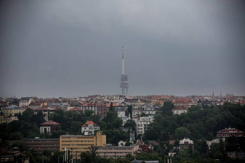 Bouřka nad Prahou.