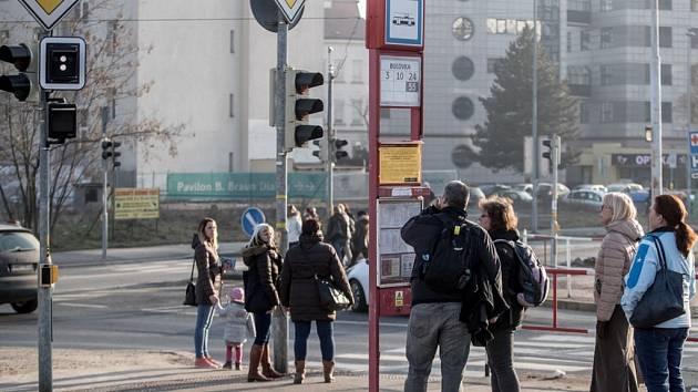 Zmatky kvůli náhradní autobusové dopravě na zastávce Bulovka v Praze.