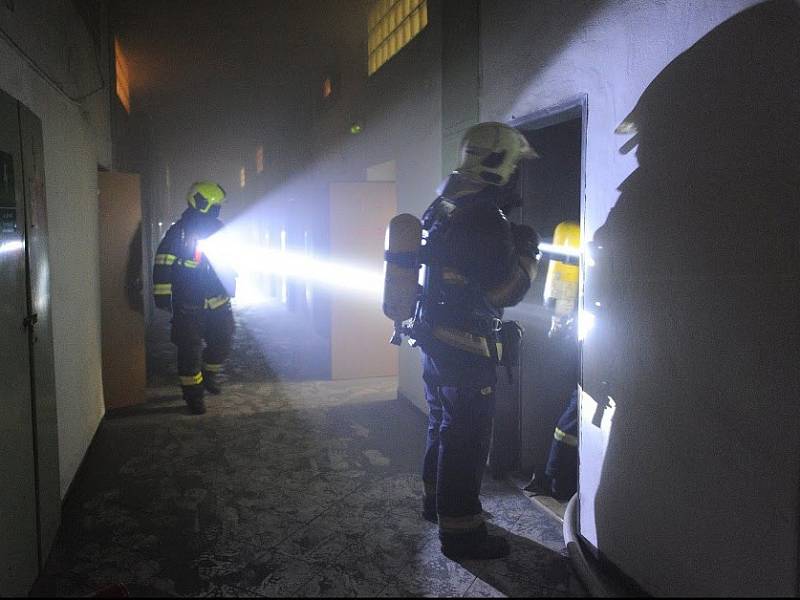 Pražští hasiči v noci ze středu na čtvrtek řešili požár vybydleného objektu i ubytovny, z níž evakuvali stovky osob.