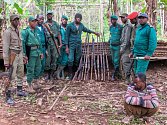 Výrobce zbraní, jehož produkty pomáhaly plundrovat biosférickou rezervaci Dja v jižním Kamerunu, se sice podařilo dopadnout (na snímku v popředí) - to ale pytláky nezastaví. Potřebná by byla účinnější opatření…