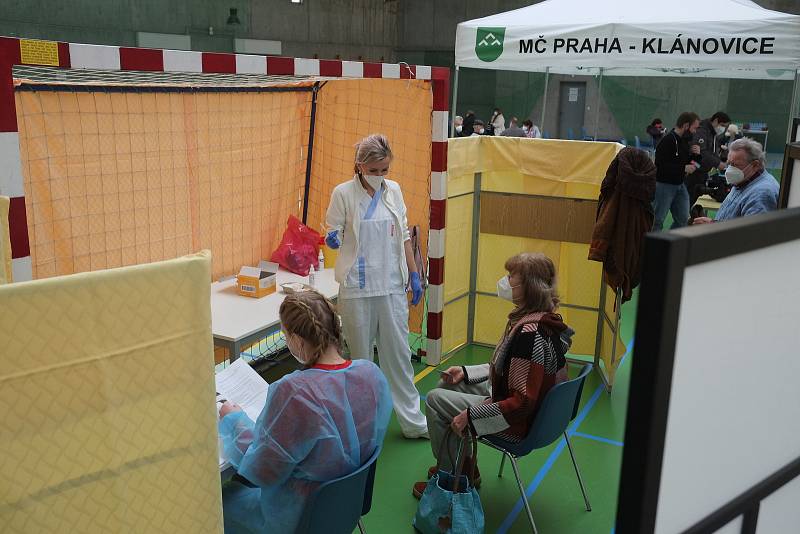 V Praze-Klánovicích bylo otevřeno očkovací centrum v místní sportovní hale.
