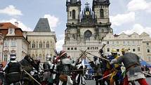 Na Staroměstském náměstí v Praze začaly dne 8.července oslavy 650. výročí položení základního kamene Karlova mostu.