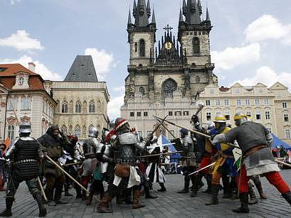 Na Staroměstském náměstí v Praze začaly dne 8.července oslavy 650. výročí položení základního kamene Karlova mostu.