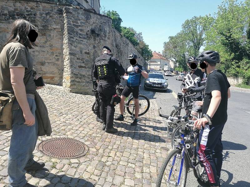 Na to, jak jezdí po silnicích cyklisté, a zejména řidiči motorových vozidel kolem cyklistů, se zaměřili středočeští policisté během týden trvající dopravně bezpečnostní akce.