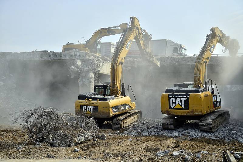 Demolice mostu Pražského okruhu přes Chlumeckou ulici probíhala 24. dubna.