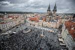 Demonstrace fanoušků v Praze na Staroměstském náměstí se 18. října 2020 po ukončení zvrhla v bitky s policií.