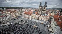 Demonstrace fanoušků v Praze na Staroměstském náměstí se 18. října 2020 po ukončení zvrhla v bitky s policií.