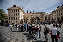 Fronty turistů před Pražským hradem dopoledne 3. května. Na snímku vstup přes Hradčanské náměstí.