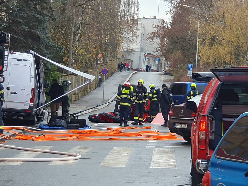 Ze zásahu u oznámení bomby na Fakultě tělesné výchovy a sportu.