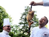 Třídenní svátek jídla Prague Food Festival začal v pátek 24. května 2013 v Královské zahradě Pražského hradu.