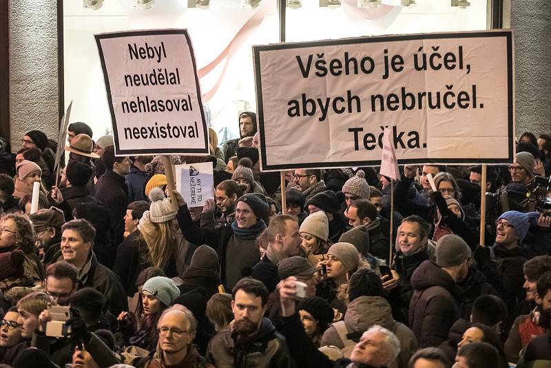 Tisíce lidí protestovaly 5. března na pražském Václavském náměstí proti zvolení Radka Ondráčka do kontrolní komise GIBS a proti premiérovi Babišovi.