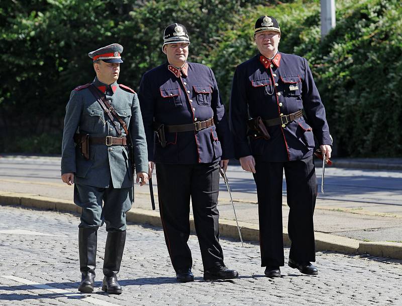 U příležitosti 75.výročí atentátu na říšského protektora Reinharda Heydricha se v Praze konala rekonstrukce útoku u tramvajové zastávky U Kříže.