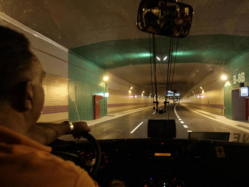 Tunel Blanka je mezi řidiči stále oblíbenější, chybějící návazné komunikace způsobují dopravní komplikace v okolí.