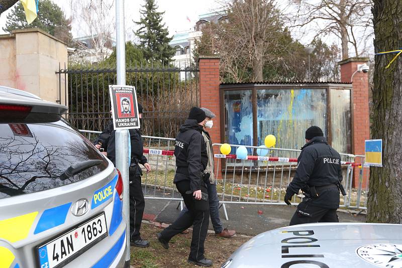 Demonstrace u ruské ambasády v Korunovační ulici v Praze.