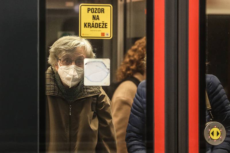 Respirátory v pražském metru. Ilustrační foto.