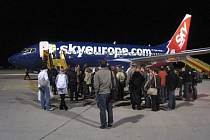 Cestující nastupují 4. listopadu v Bratislavě do letadla nízkonákladových aerolinií SkyEurope na lince z Bratislavy do Prahy, které bylo víc jak dvě hodiny zpožděné oproti pravidelnému odletu.  