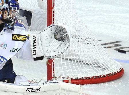 8. kolo hokejové extraligy. Slavia Praha porazila Plzeň 4:2.