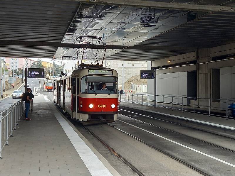 Na ostrůvky, kde staví tramvaje a autobusy, je přístup po dvou přechodech pro chodce.