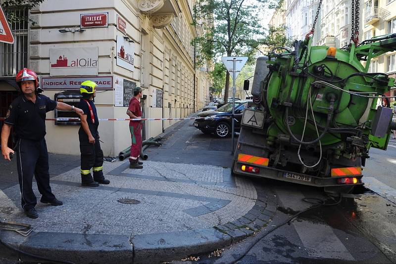 Pod vozidlem na čištění kanalizace se propadla vozovka.