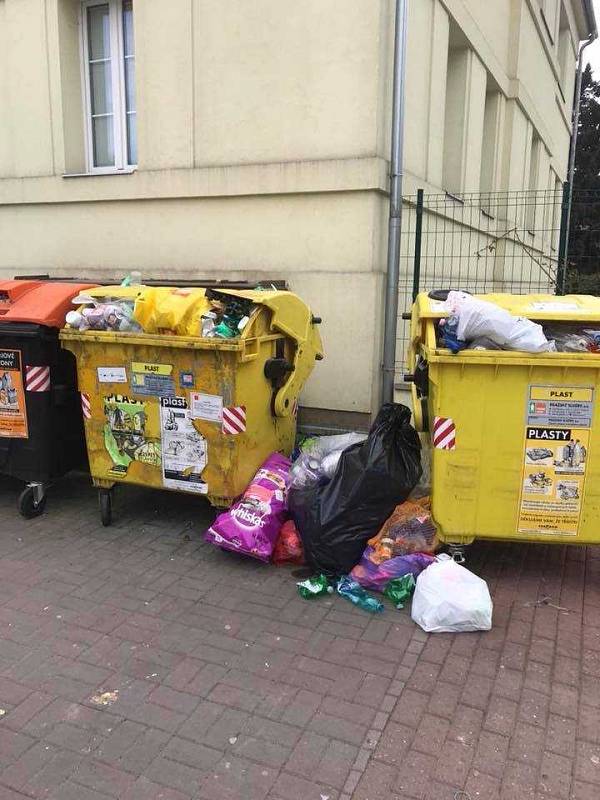 Pražské služby vyvracejí mýty o třídění odpadu v hlavním městě v reakci o rozšíření videa z hlavního nádraží.