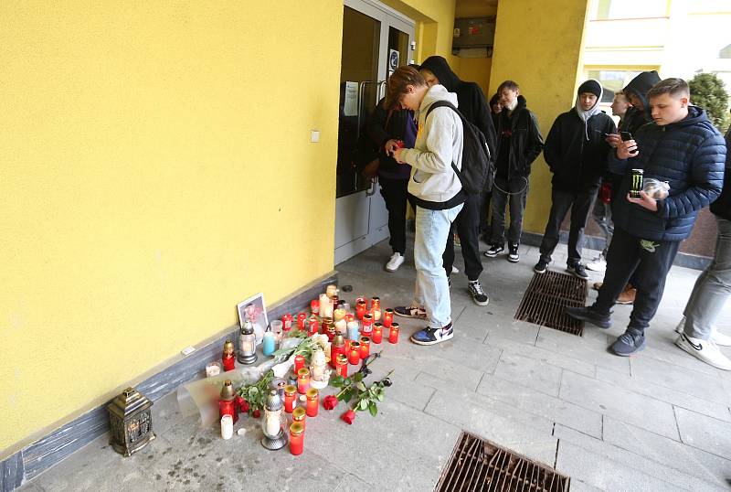 Pieta za zabitého učitele na Středním odborném učilišti v ulici Ohradní.