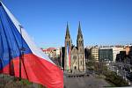 Na kostele svaté Ludmily a na náměstí Míru zavlály české vlajky.