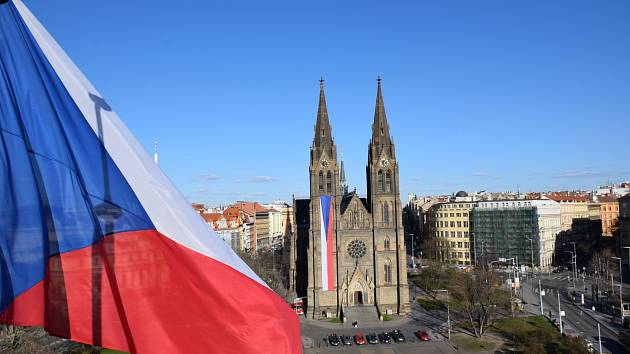 Na kostele svaté Ludmily a na náměstí Míru zavlály české vlajky.