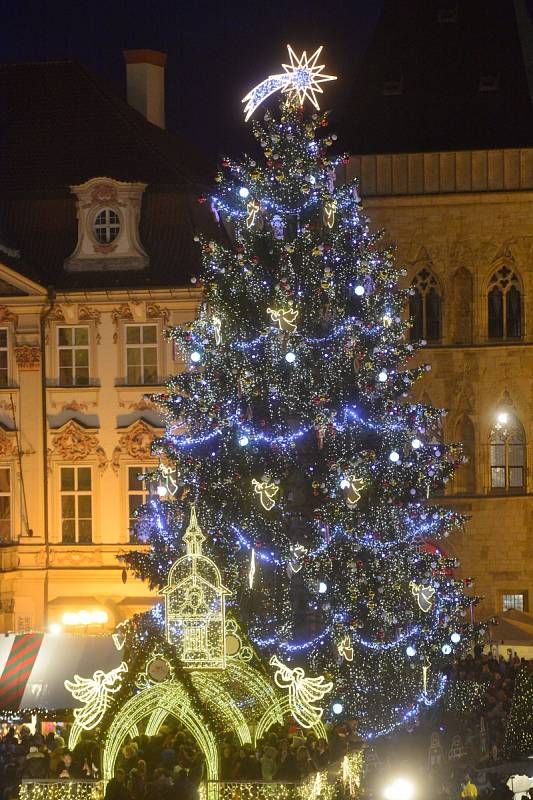 V sobotu 30. listopadu 2019 byl v Praze na Staroměstském náměstí rozsvícen vánoční strom.