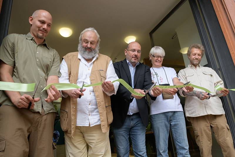 Výstavu Šípové žáby slavnostně otevřeli, zleva: chovatel žab Martin Dvořák, odborný poradce pro zoologii v Zoo Praha Ivan Rehák, šéf zoo Miroslav Bobek, kurátor sbírky obojživelníků a plazů Národního muzea Jiří Moravec, chovatel žab Jan Thuma ze zoo.