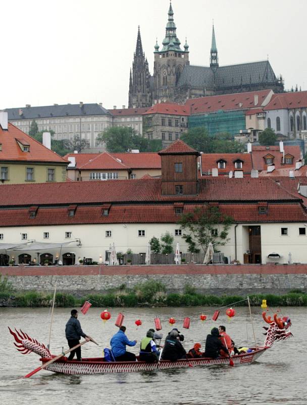 Svatojánské Navalis 2012 se konalo v úterý 15. května v okolí Karlova mostu. Regata historických a dračích lodí. 